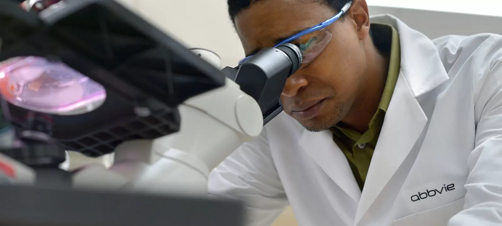 https://symetris.com/sites/default/files/styles/pillar_media_block/public/Abbvie-microscope-purple-slide-1-1920x867.webp?itok=6p1AEIP2